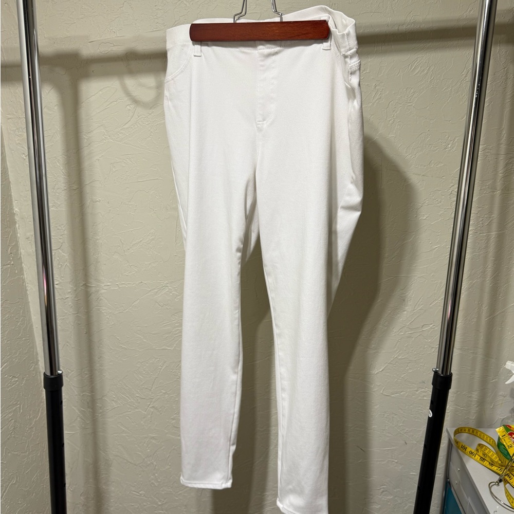 Faded Glory White Leggings Versatile and Minimalist